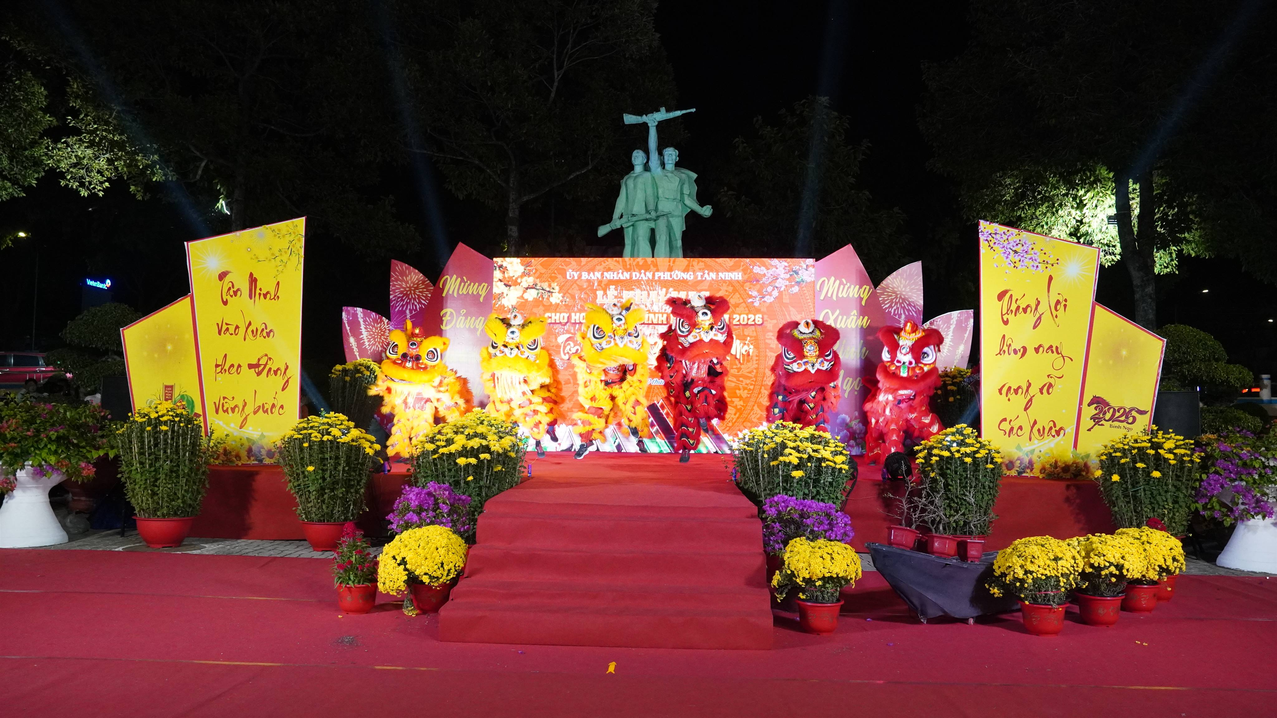 Chợ hoa xuân và hoạt động bắn pháo hoa Tết Nguyên đán Bính Ngọ 2026