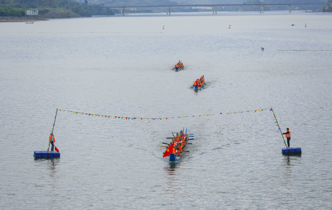Lễ hội Đua thuyền đuôi én lần thứ XI