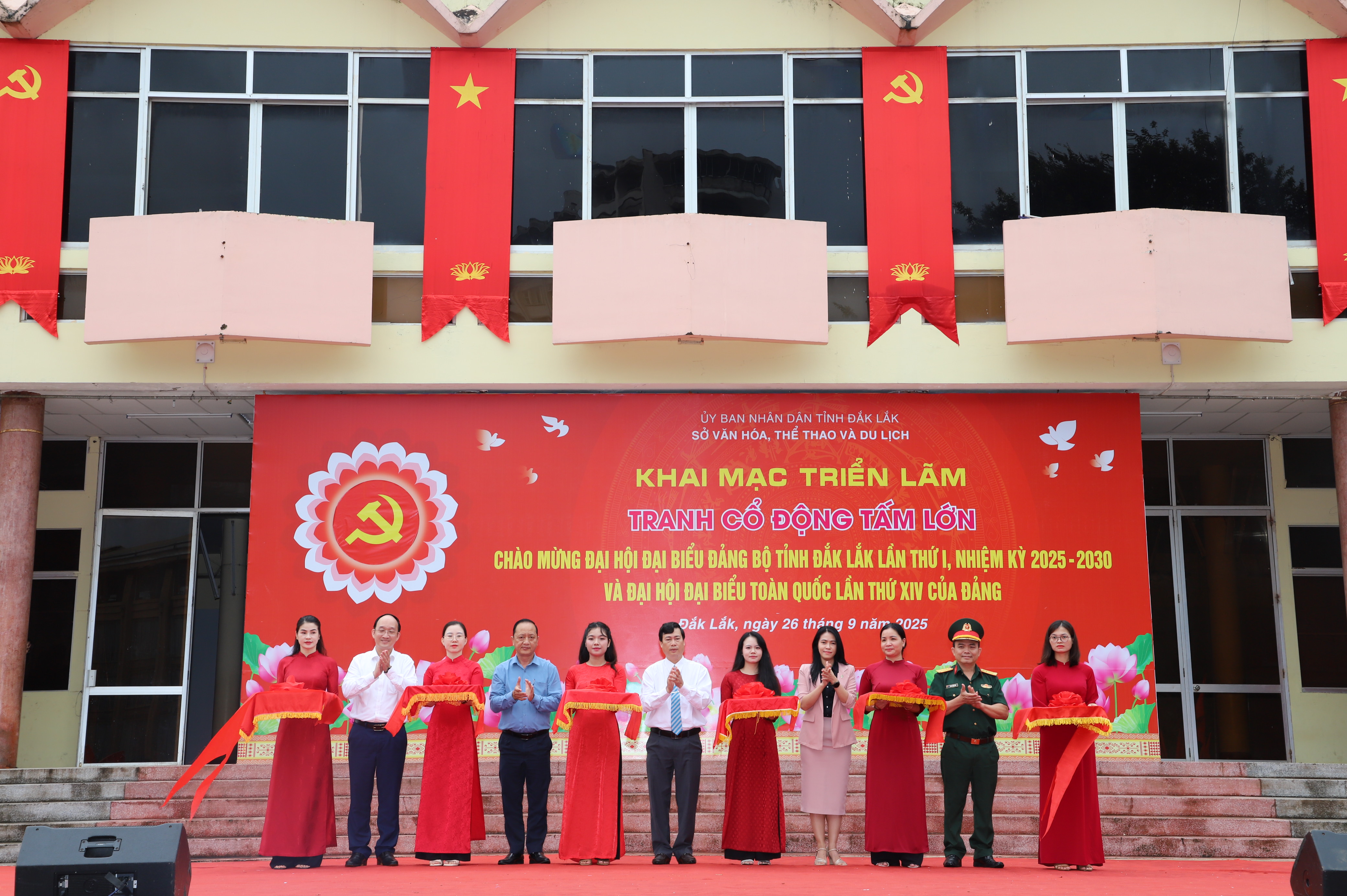 Triển lãm tranh cổ động tấm lớn chào mừng Đại hội đại biểu Đảng bộ tỉnh Đắk Lắk lần thứ I và Đại hội đại biểu toàn quốc lần thứ XIV của Đảng