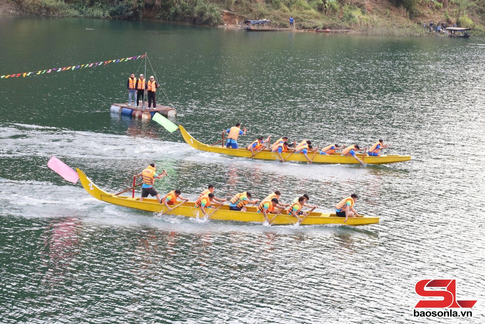 Lễ hội đua thuyền truyền thống xã Quỳnh Nhai