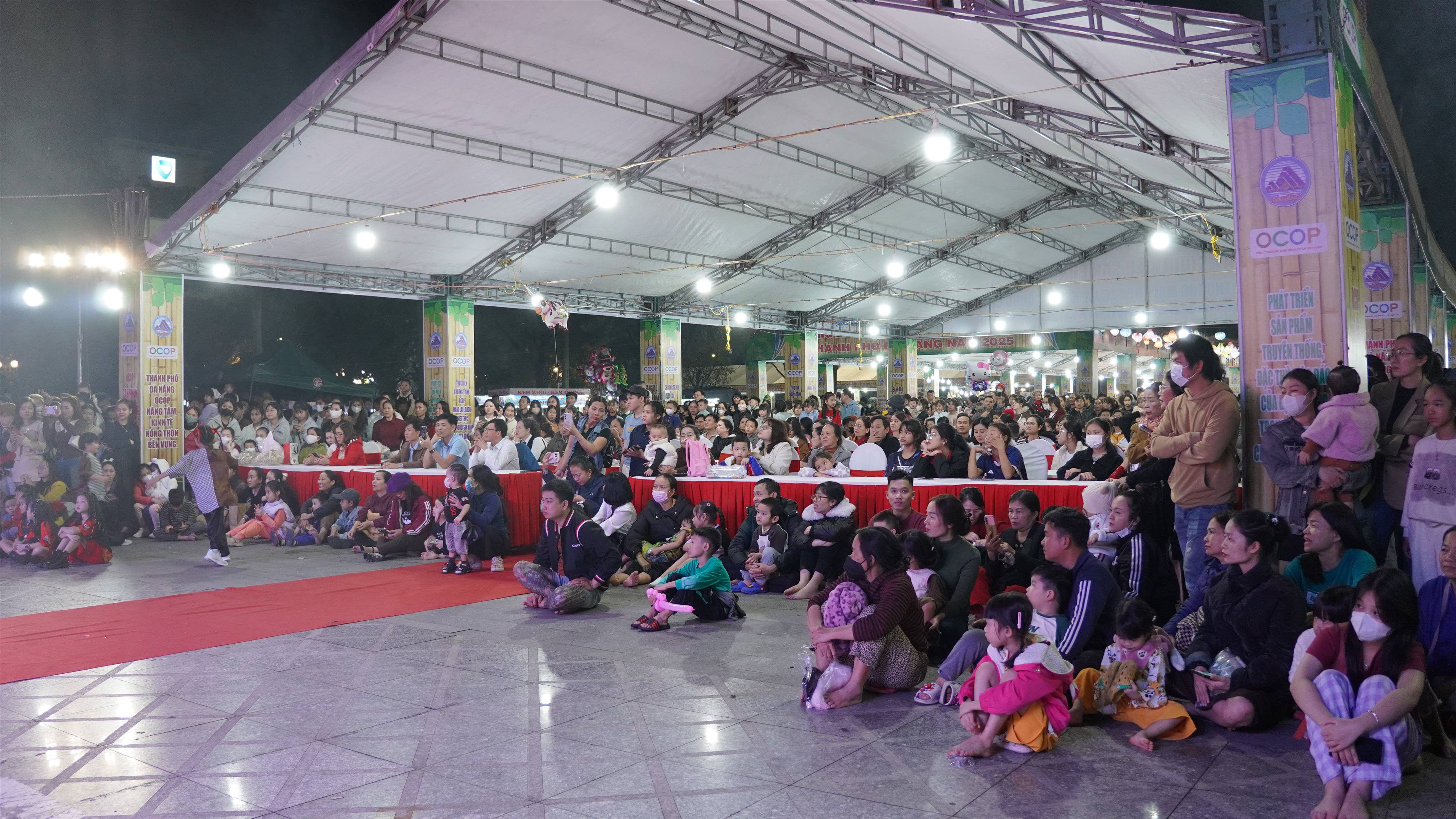 Đêm nhạc đường phố - Hội chợ OCOP phường Bàn Thạch