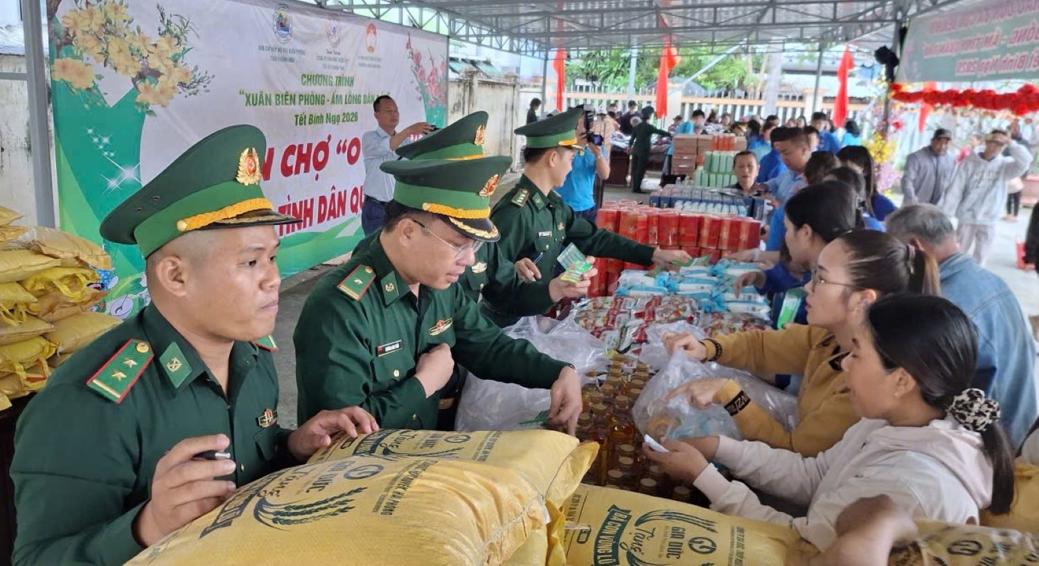 Phiên chợ 0 đồng - Ấm tình quân dân