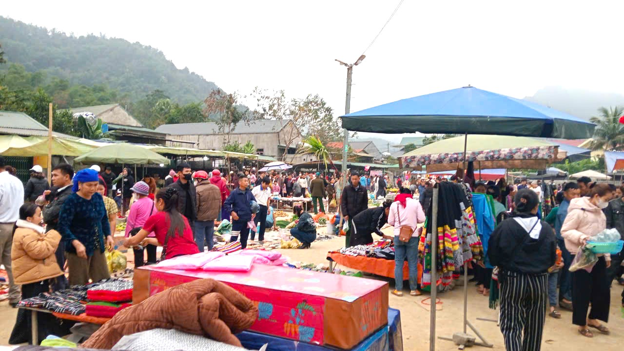 Phiên chợ vùng cao xã Trung Hạ