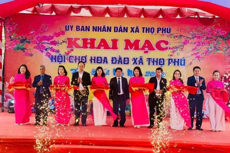 Hội chợ hoa đào xã Thọ Phú