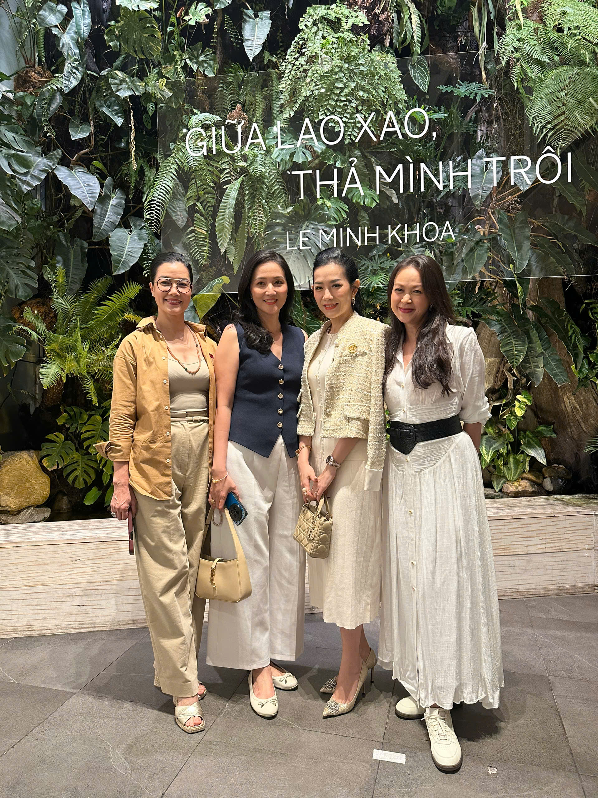 Triển lãm "Giữa lao xao, thả mình trôi"