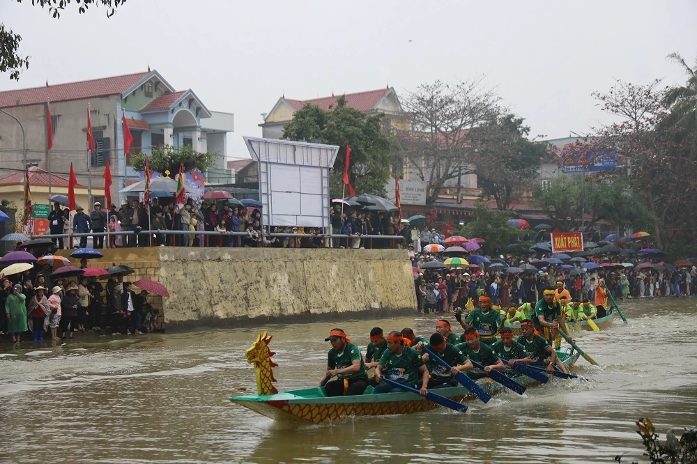 Lễ hội đua thuyền truyền thống xã Trung Chính
