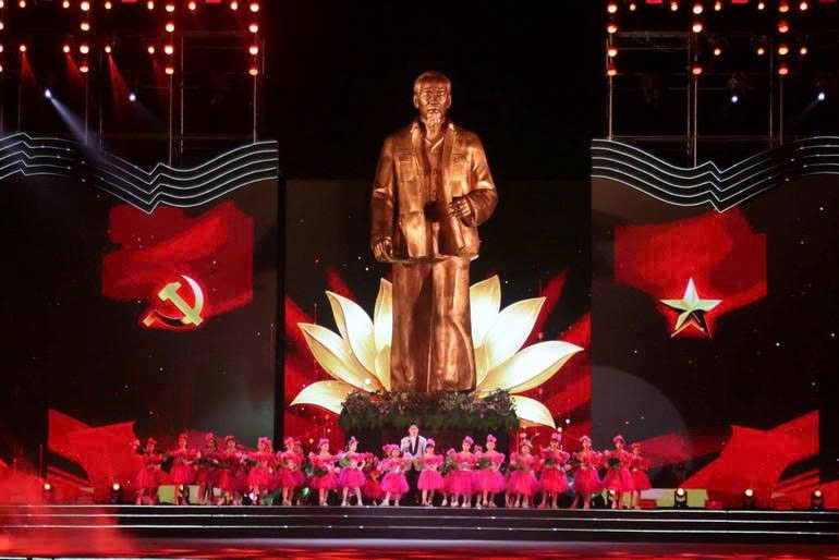 Lễ hội Làng Sen