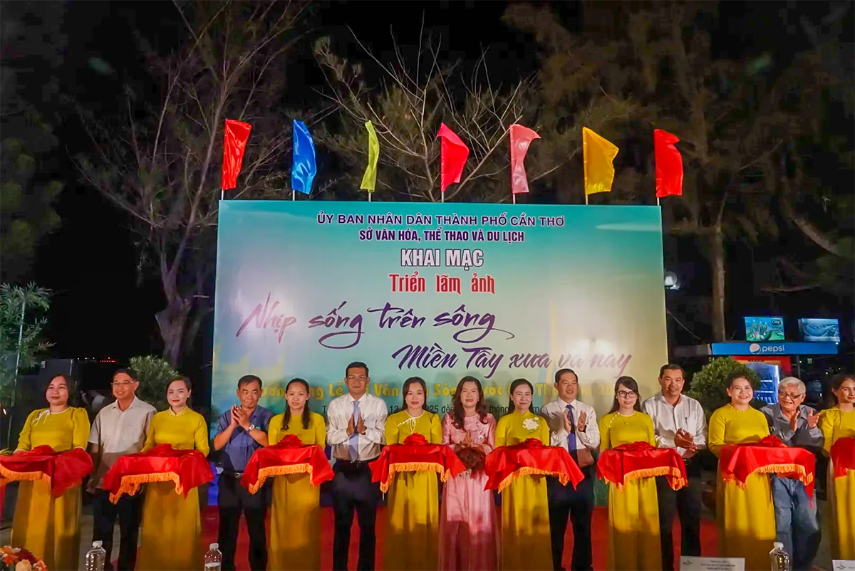 Triển lãm ảnh “Nhịp sống trên sông - Miền Tây xưa và nay”