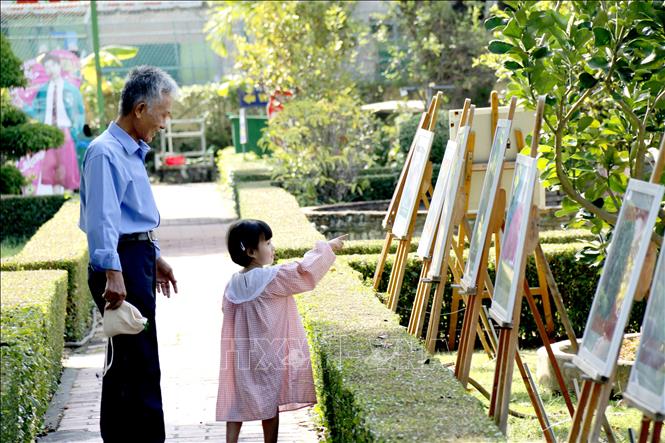 Triển lãm ảnh Xuân về dưới mái trường Dục Thanh