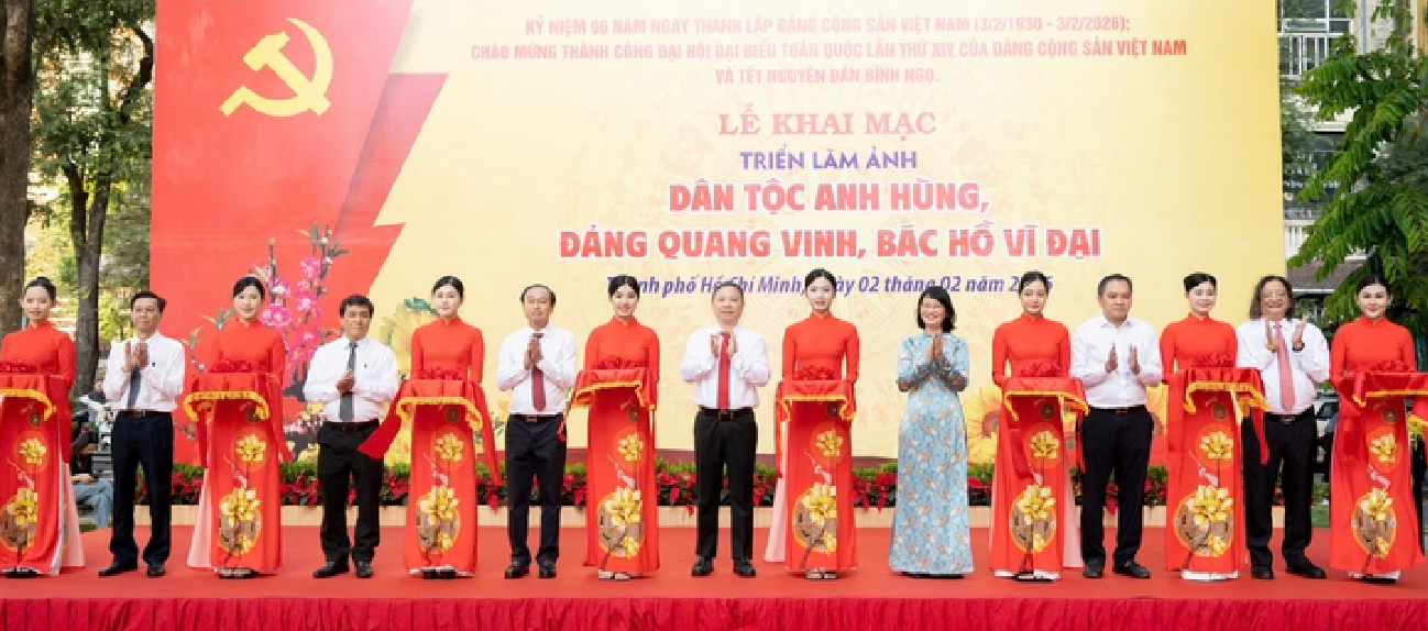 Triển lãm “Dân tộc anh hùng, Đảng quang vinh, Bác Hồ vĩ đại”