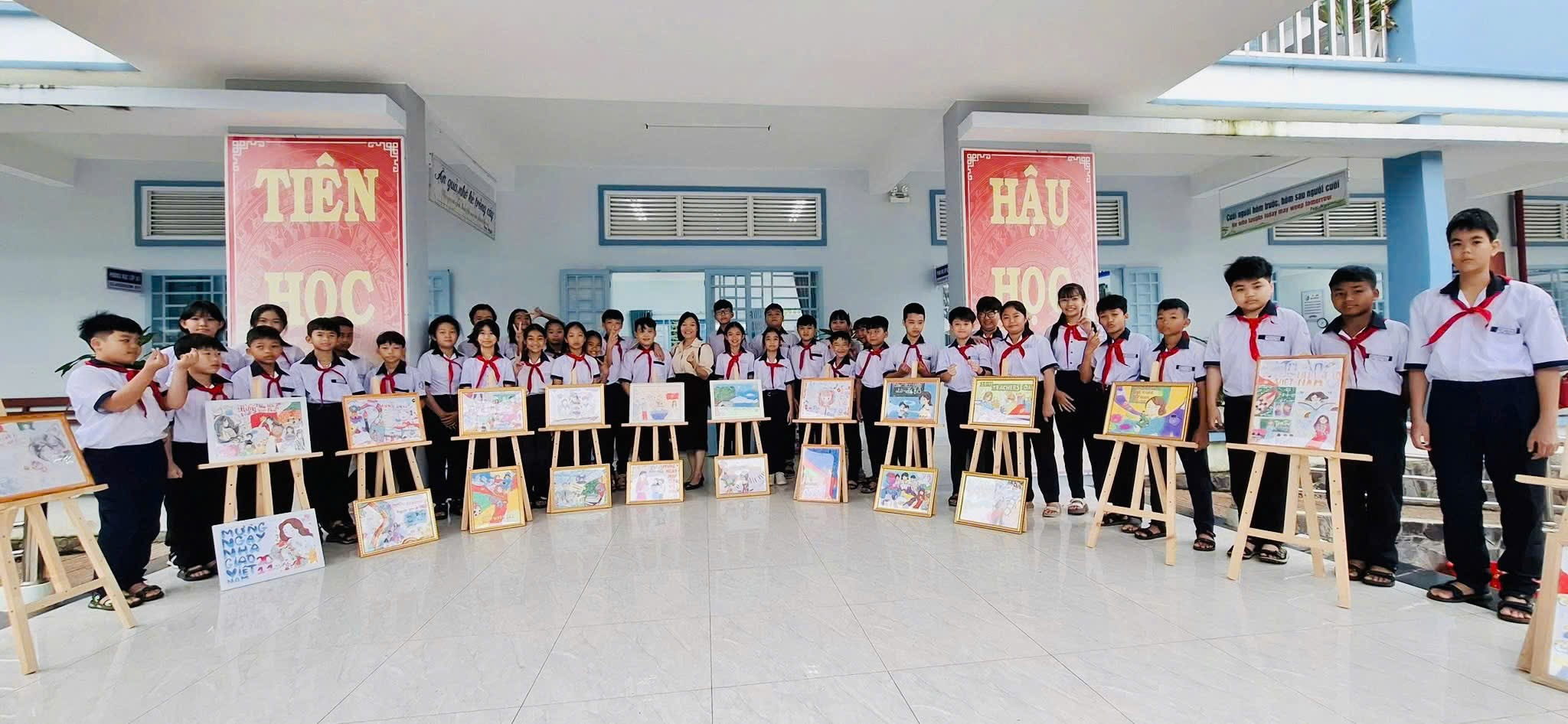 Triển lãm tranh vẽ chào mừng Ngày Nhà giáo Việt Nam