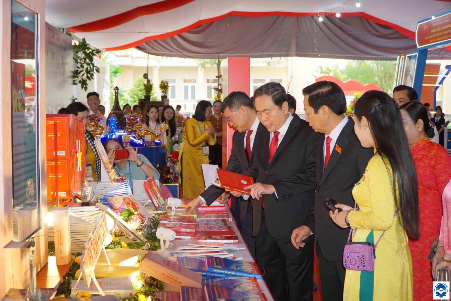 Triển lãm sách chuyên đề “Sáng mãi ngọn cờ Đảng Cộng sản Việt Nam”