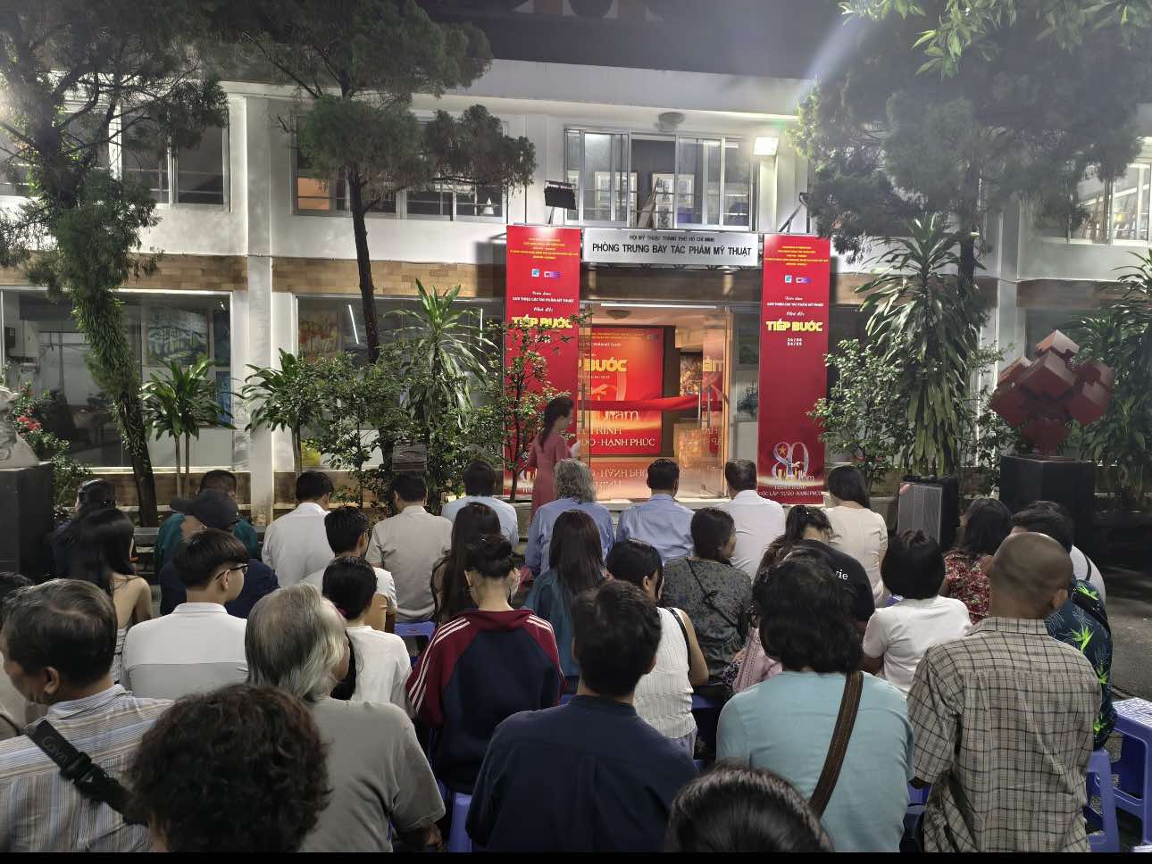 Triển lãm mỹ thuật "Tiếp bước"