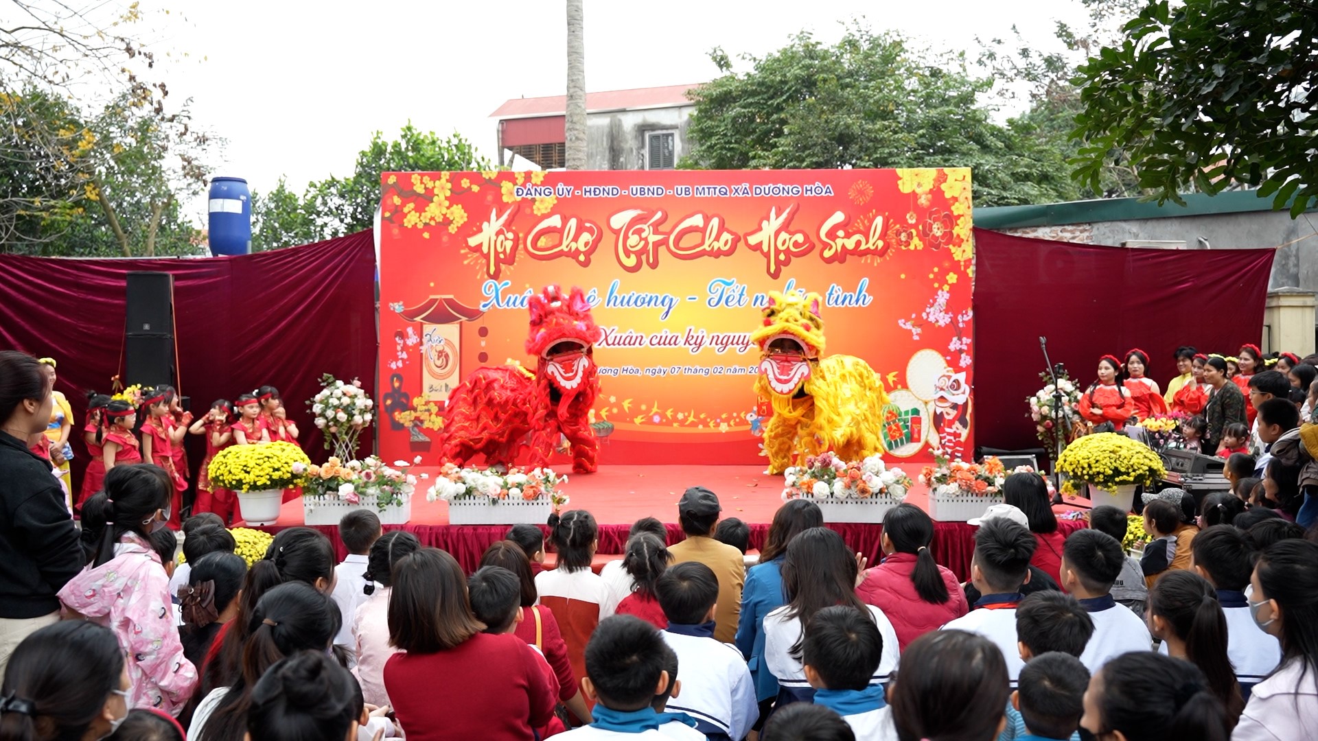 Hội chợ Tết cho học sinh Xuân quê hương - Tết nghĩa tình