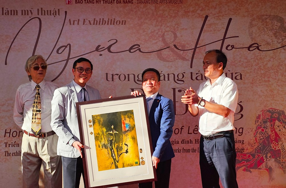 Triển lãm “Ngựa và hoa trong sáng tác của Lê Bá Đảng"