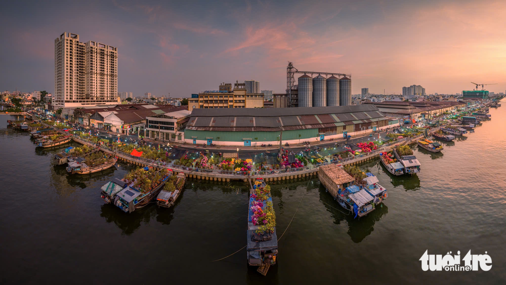 Chợ hoa xuân Trên bến dưới thuyền