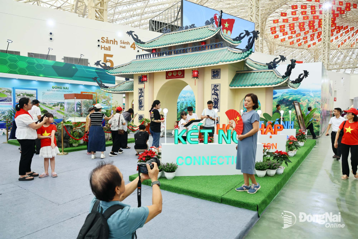 Triển lãm tài liệu lưu trữ “Từ dấu ấn Trấn Biên xưa đến vùng đất Đồng Nai nay”