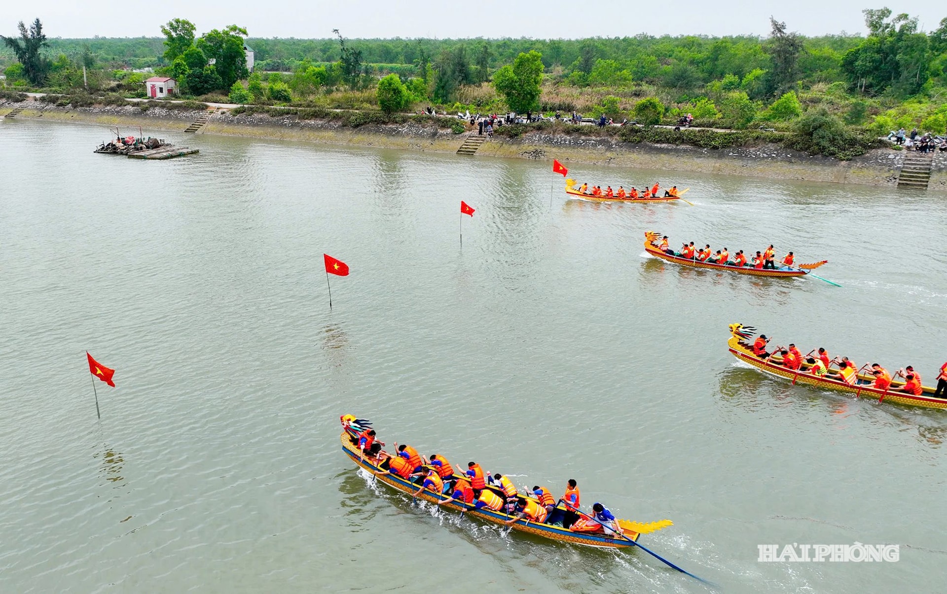 Lễ hội đua thuyền rồng truyền thống làng văn hóa Nam Hải