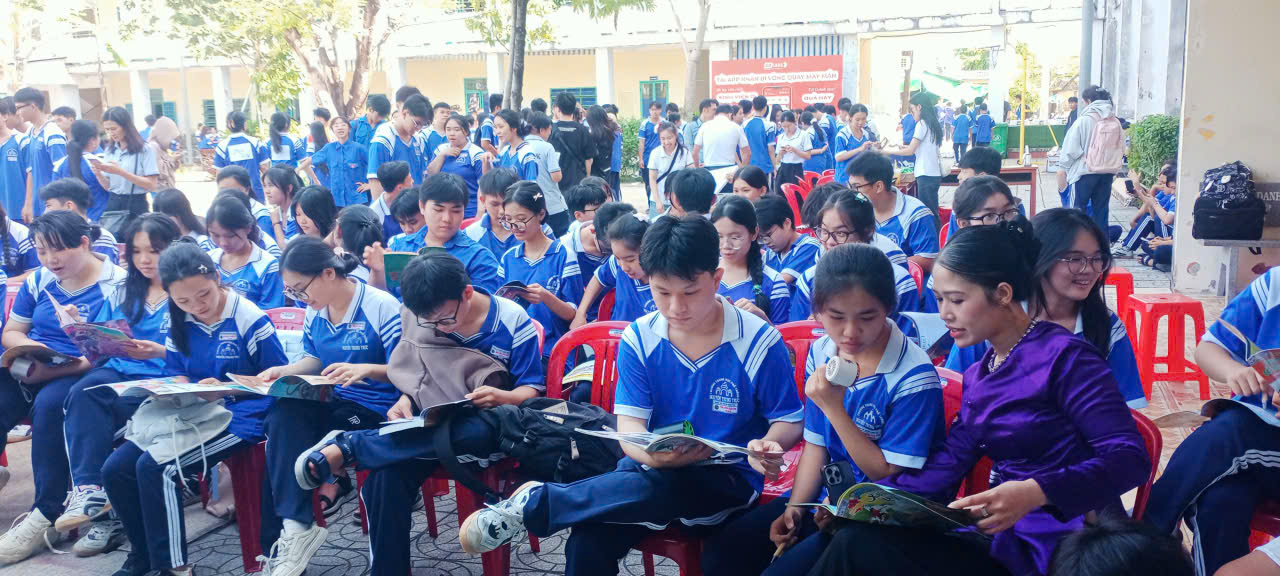 Hoạt động trưng bày, triển lãm sách và phục vụ Xe ô tô thư viện lưu động